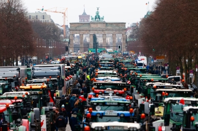 Mob of German farmers accost top Green as protests escalate